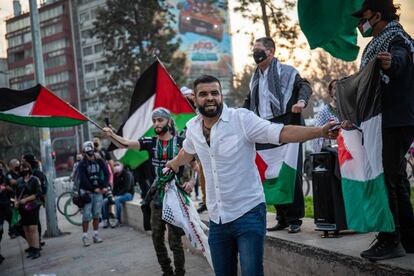 A diferencia de octubre de 2019 o de la víspera del plebiscito, el día de ayer en la Plaza Italia no había más de 150 personas, quienes se manifiestan de manera pacífica en apoyo al pueblo palestino.