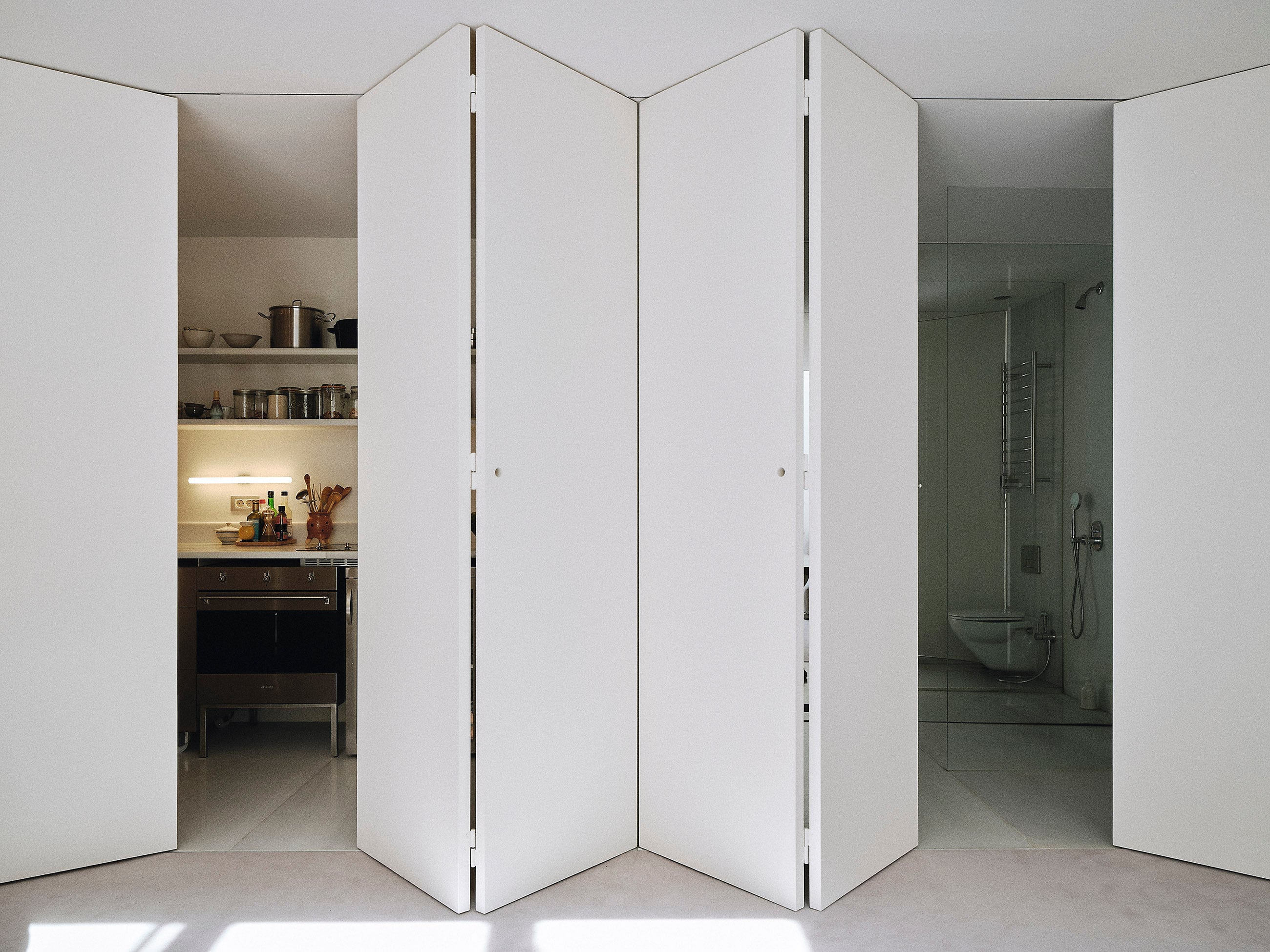 La premiada reforma que transformó un taller en un dúplex de 80 metros cuadrados donde vive una pareja sin apenas muebles