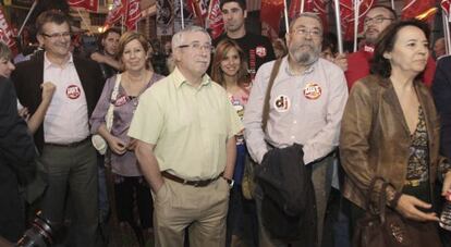 Los secretarios generales de CC OO, Ignacio Fernández Toxo y de UGT, Cándido Méndez, asisten en Madrid a la concentración contra la reforma laboral
