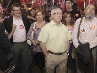 Los secretarios generales de CC OO, Ignacio Fernández Toxo y de UGT, Cándido Méndez, asisten en Madrid a la concentración contra la reforma laboral