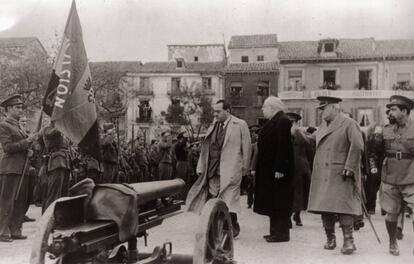 El presidente Azaña en una visita quizá a un pueblo de Madrid.