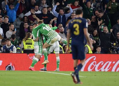 Los jugadores del Betis celebran el gol de Tello, este domingo en Sevilla.