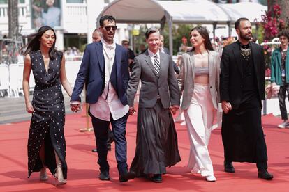 El director John Cameron Mitchell, junto a los otros miembros del jurado de la Queer Palm, en el estreno de 'Anatomie d'une chute' en el Festival de Cannes.