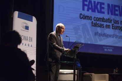 El director de EL PAÍS, Antonio Caño, durante la sesión inaugural del foro 'Fake News' celebrado en el Círculo de Bellas Artes.