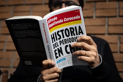 Alfredo Sepúlveda autor del libro 'Historia del periodismo en Chile', en Santiago (Chile). En julio de 2024.