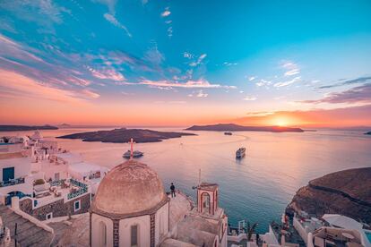 La inmensidad del Egeo al atardecer desde Fira, la capital de la isla griega de Santorini.