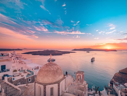 La inmensidad del Egeo al atardecer desde Fira, la capital de la isla griega de Santorini.