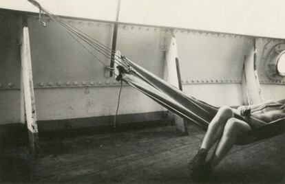 Una de las sugerentes imágenes anónimas de la colección Frizot, datada en 1950, que expone Foto Colectania.