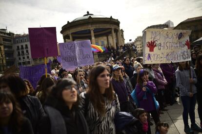 Miles de mujeres se manifiestan por las calles de Pamplona con motivo del 8-M. 