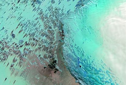 Hay quien asegura que el mayor desierto del planeta es de agua; de agua helada. La blanca extensión de la Antártida, de 13 millones de kilómetros cuadrados, cumple al menos con uno de los principales criterios que definen como árido o desértico a un territorio: la ausencia de precipitaciones. En la foto, la bahía de Lützow-Holm, en la Tierra de la Reina Maud.