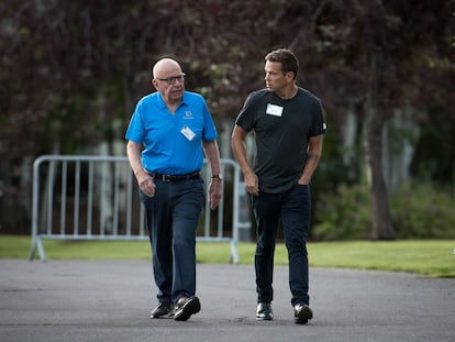 Rupert Murdoch, fundador de News Corp, y su hijo Lachlan Murdoch, presidente.