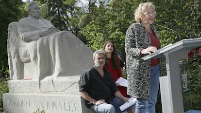 Los actores Alberto San Juan e Irene Escolar junto a la alcaldesa, Manuela Carmena, en la lectura dramatizada del pasado año.