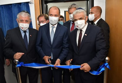 El ministro de Asuntos Exteriores israelí, Yair Lapid, y el ministro de Asuntos Africanos de Marruecos, Mohcine Jazouli (C), cortan la cinta de inauguración de la nueva oficina de enlace israelí en Rabat (Marruecos)