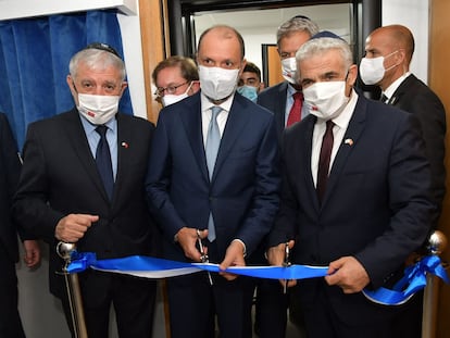 El ministro de Asuntos Exteriores israelí, Yair Lapid, y el ministro de Asuntos Africanos de Marruecos, Mohcine Jazouli (C), cortan la cinta de inauguración de la nueva oficina de enlace israelí, este jueves en Rabat (Marruecos).