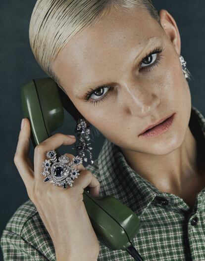 Camisa de cuadros de Gucci. Anillo en oro blanco con tanzania, zafiros azules y diamantes hortus deliciarum, y pendientes de oro blanco y rosa, espinelas azules y lilas con diamantes, ambos de Gucci.