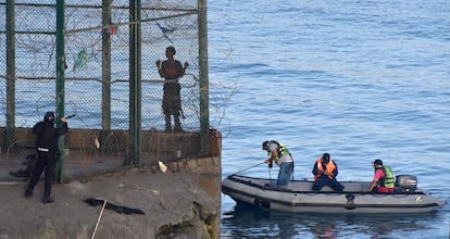 Una de los inmigrantes que ha intentado acceder a Ceuta, este viernes.