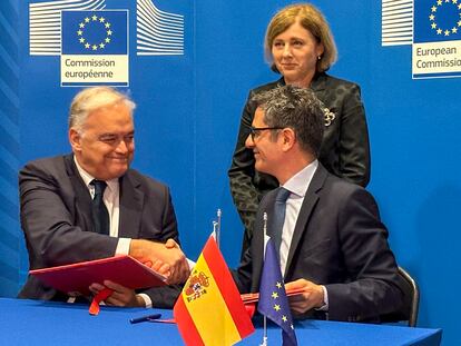 Firma del acuerdo sobre el Poder Judicial entre Esteban González-Pons (izquierda) y Félix Bolaños (derecha) junto a la vicepresidenta de la Comisión Europea Vera Jourová este martes en Bruselas.
