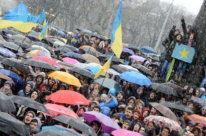 Alrededor de unas 15.000 personas se manifestaron en el exterior del parlamento ucraniano, 25 de noviembre de 2013. La oposición ha presentado una moción de censura contra el Gobierno en la Rada Suprema, el Parlamento unicameral ucraniano, para forzar la dimisión del Ejecutivo por su decisión de no firmar el Acuerdo de Asociación ya pactado con la UE.