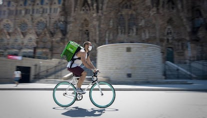 Un repartidor en bicicleta, a Barcelona. 
