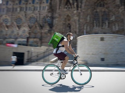 Un repartidor de UberEats en bicicleta por Barcelona.