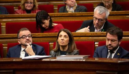 La consejera Meritxell Budó (Junts per Catalunya), flanqueada por los republicanos Alfred Bosch y Pere Aragonès. 