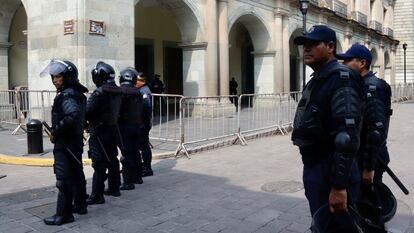 Policías Estatales frente al Palacio de Gobierno de Oaxaca, en mayo de 2023.