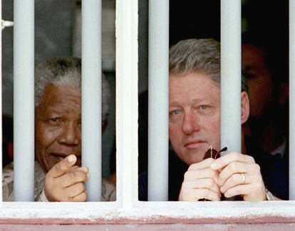 Nelson Mandela volvió a la prisión de Robben, donde permaneció 18 años preso por su lucha contra el <i>apartheid</i>, pero esta vez de vista junto al presidente de Estados Unidos, Bill Clinton, que se encontraba de viaje oficial por el país en marzo de 1998.