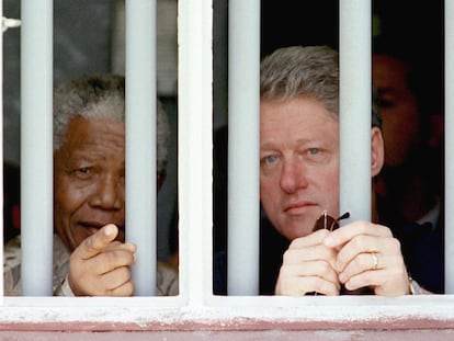Nelson Mandela volvió a la prisión de Robben, donde permaneció 18 años preso por su lucha contra el <i>apartheid</i>, pero esta vez de vista junto al presidente de Estados Unidos, Bill Clinton, que se encontraba de viaje oficial por el país en marzo de 1998.