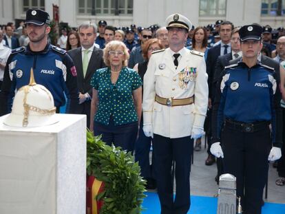 La alcaldesa Manuela Carmena durante el acto a los caídos en acto de servicio.