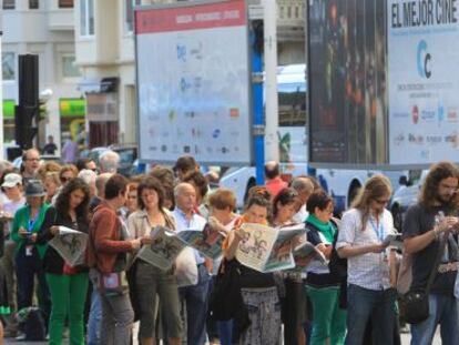 Colas para asistir a una de las proyecciones del Festival Internacional de Cine de San Sebastián. 