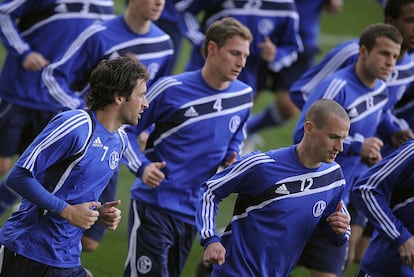 Raúl, en primer término, entrenándose ayer por la tarde con sus compañeros del Schalke en el estadio de Mestalla.