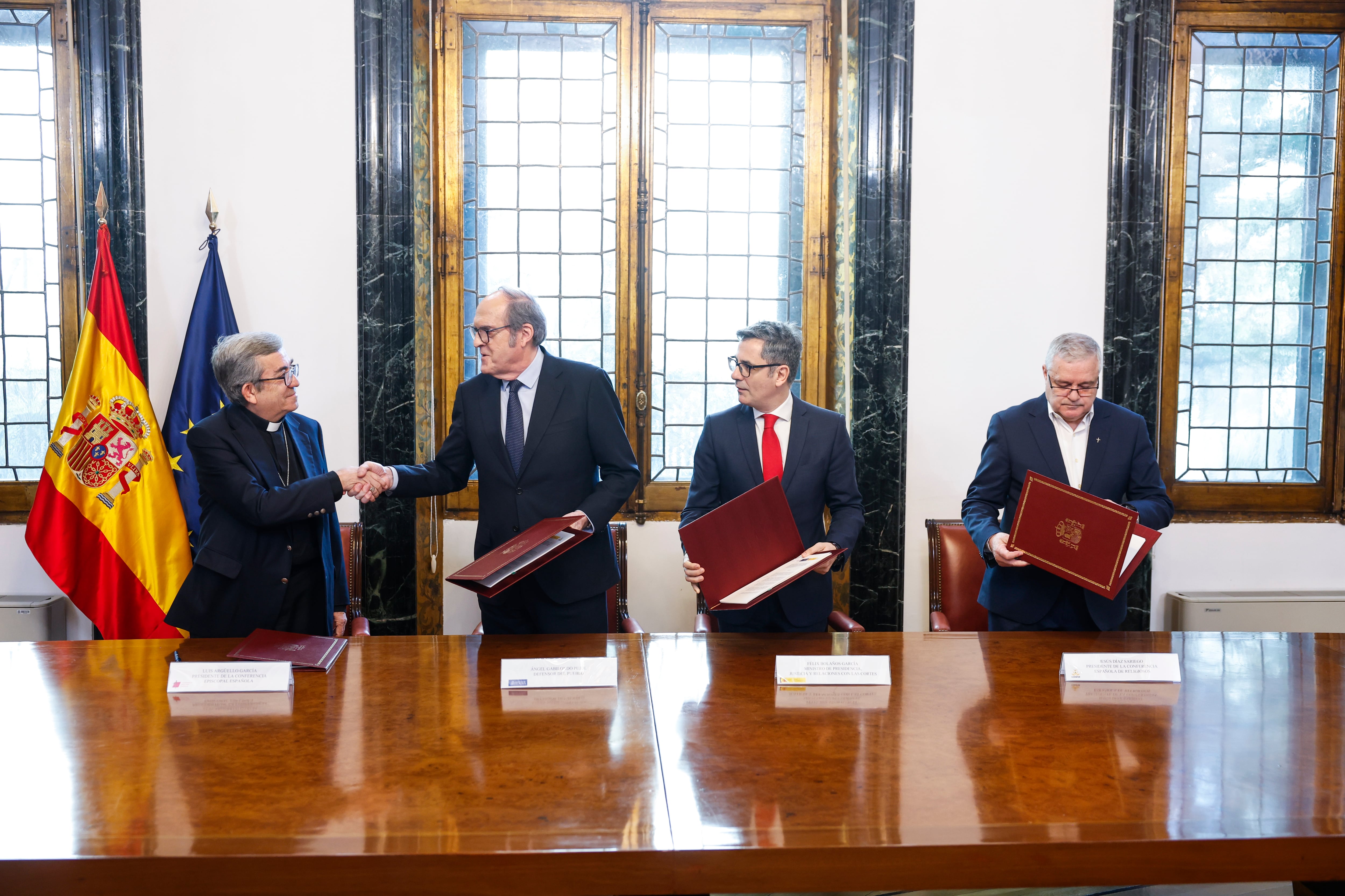 El ministro de la Presidencia, Félix Bolaños, el presidente de la Conferencia Episcopal Española, Luis Argüello, el Defensor del Pueblo, Ángel Gabilondo., y el presidente de la Conferencia Española de Religiosos (Confer), Jesús Díaz Sariego, en la sede del Defensor del Pueblo, en Madrid. 
