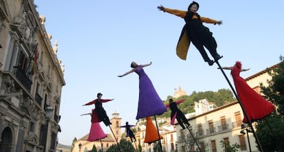 Espect&aacute;culos de calle dentro del festival, en la Plaza Nueva de Granada.