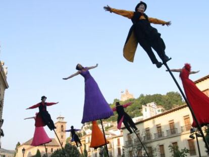 Espect&aacute;culos de calle dentro del festival, en la Plaza Nueva de Granada.