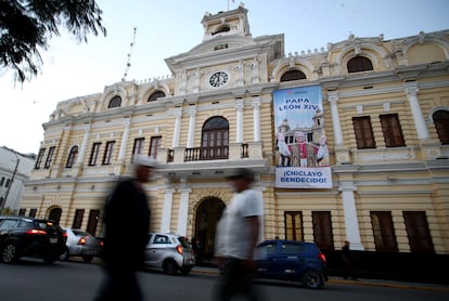 Pancarta con la imagen del recién elegido papa León XIV adorna la fachada del Ayuntamiento de Chiclayo