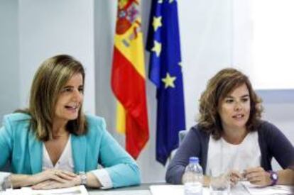 La ministra de Empleo, Fátima Báñez (i), y la vicepresidenta del Gobierno, Soraya Sáenz de Santamaría.