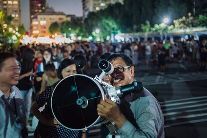 Um grupo se prepara para presenciar o eclipse em Taipé (Taiwan)