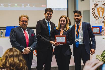 El equipo ganador de la Universidad de Alcalá de Henares,conformado por Álvaro Novas, Roberto Gutiérrez e Irene Bailón, recogen el trofeo de manos de Pedro Martín Molina, presidente de la firma jurídico-económica Martín Molina .