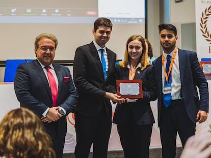 El equipo ganador de la Universidad de Alcalá de Henares,conformado por Álvaro Novas, Roberto Gutiérrez e Irene Bailón, recogen el trofeo de manos de Pedro Martín Molina, presidente de la firma jurídico-económica Martín Molina .