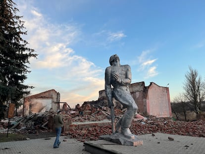 Estatua a un soldado soviético caído en la guerra, frente a la Casa de la Cultura de Novoselivka Persha, fulminada por un ataque ruso, el pasado 23 de diciembre.