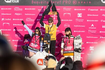 Anna Orlova, segunda clasificada, Katie Anderson, primera, y Erika Vikander, tercera, podio de la categoría de snowboard femenina.