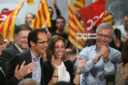 Carme Chacón junto all alcalde de Tarragona, Josep Felix Ballesteros; el candidato del PSC por Tarragona, Francesc Vallès y Marcelino Iglesias durante el mitin electoral del PSC celebrado hoy en Tarragona.