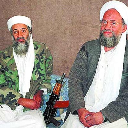 Osama Bin Laden, con su lugarteniente, Ayman al Zawahiri, en una foto tomada en la clandestinidad en 2001.