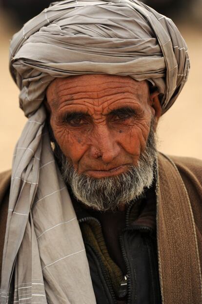 Mazar e Sharif, Afganistán 2010. En Afganistán no es frecuente que la gente pida ser retratada con lo que el posado espontáneo de este espectador del buzkashi, el deporte nacional afgano, fue recibido con agrado. Rostros tan expresivos como este no se ven todos los días.