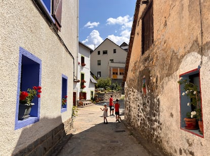 Una de las calles del pueblo de Sallent de Gállego, al norte de la provincia de Huesca.