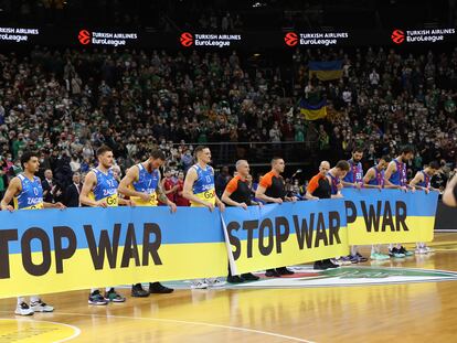 Los jugadores del Zalgiris y el Barça muestran una pancarta contra la invasión rusa de Ucrania.