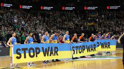 Los jugadores del Zalgiris y el Barça muestran una pancarta contra la invasión rusa de Ucrania.