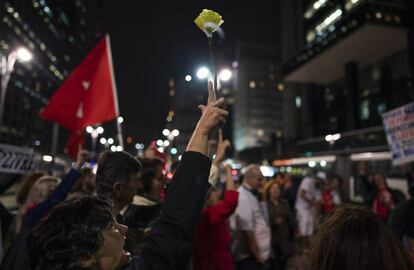 Manifestación de apoyo al periodista Glenn Greenwald, este miércoles en São Paulo.