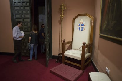El palacio acoge la silla de Juan Pablo II de su visita a Sevilla en 1993.