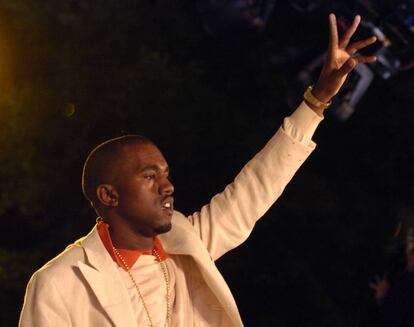 Kanye West durante la gala MuchMusic Video Awards en 2004, el mismo año en el que el rapero hizo una crítica velada al poder en 'Jesus walks'.